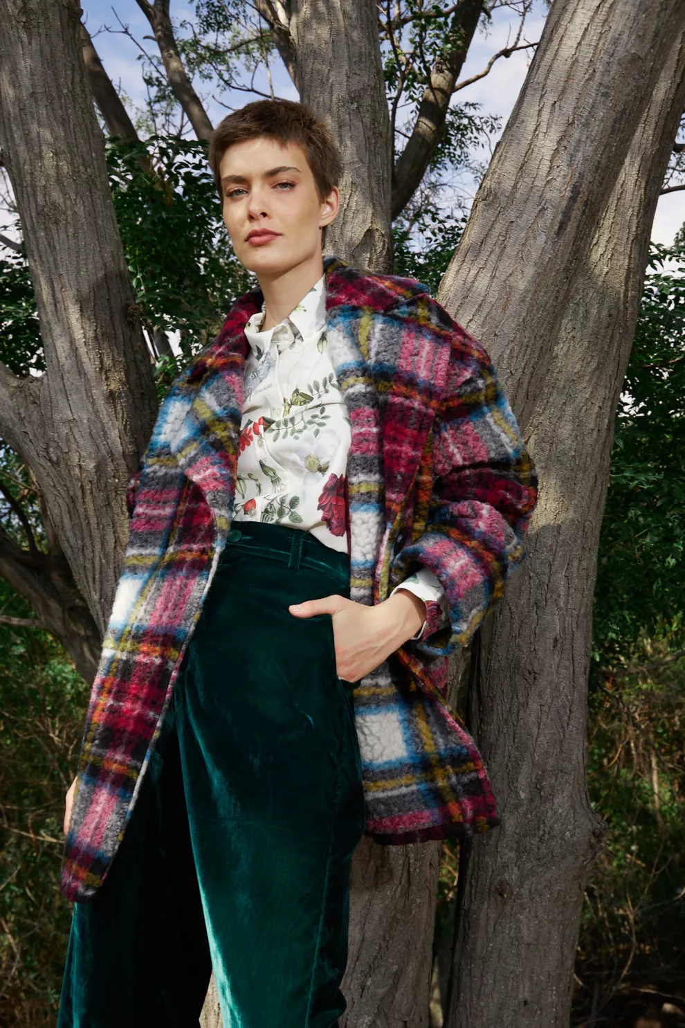 ABRIGO (PERRAMUS, $149.200), CAMISA Y PANTALÓN (LULU MARTINS, $33.500 Y 39.500).