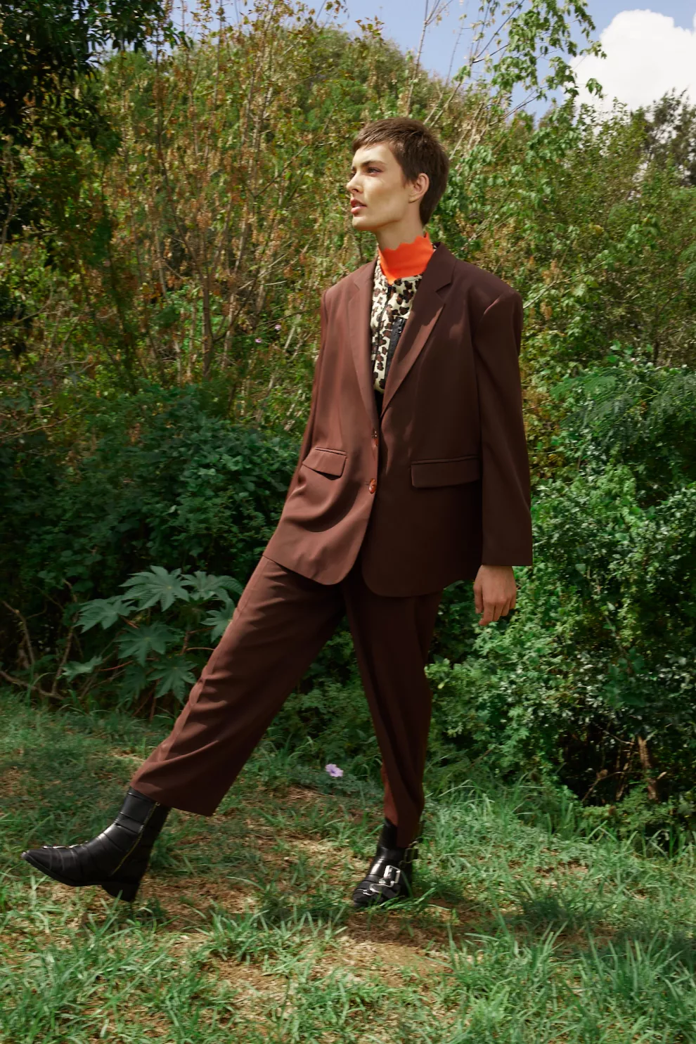 SACO, CHALECO ANIMAL PRINT, POLERA Y PANTALÓN (LAS PEPAS, $69.900, $24.900, $37.900 Y $29.900), BOTAS CON HEBILLAS (DERA, $49.900).