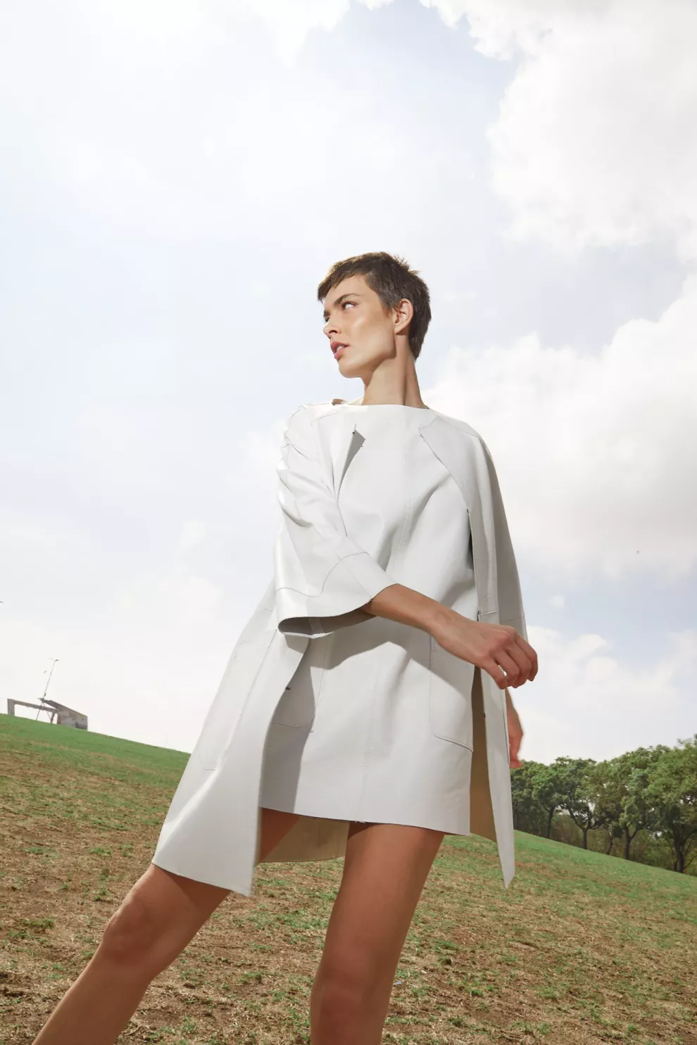 SACO Y VESTIDO DE CUERO (SAFRA, $45.000 Y $83.500).