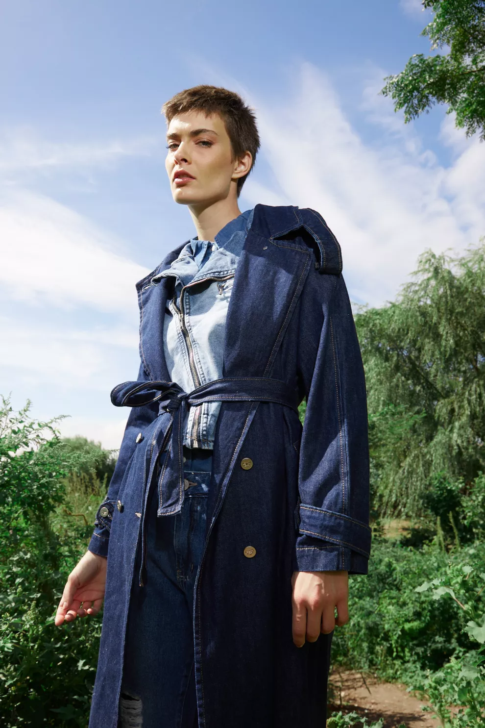 TRENCH DE DENIM (KOSIUKO, $88.000), CHAQUETA, CAMISA Y JEAN (SWEET $39.900, $24.900 Y $19.900).
