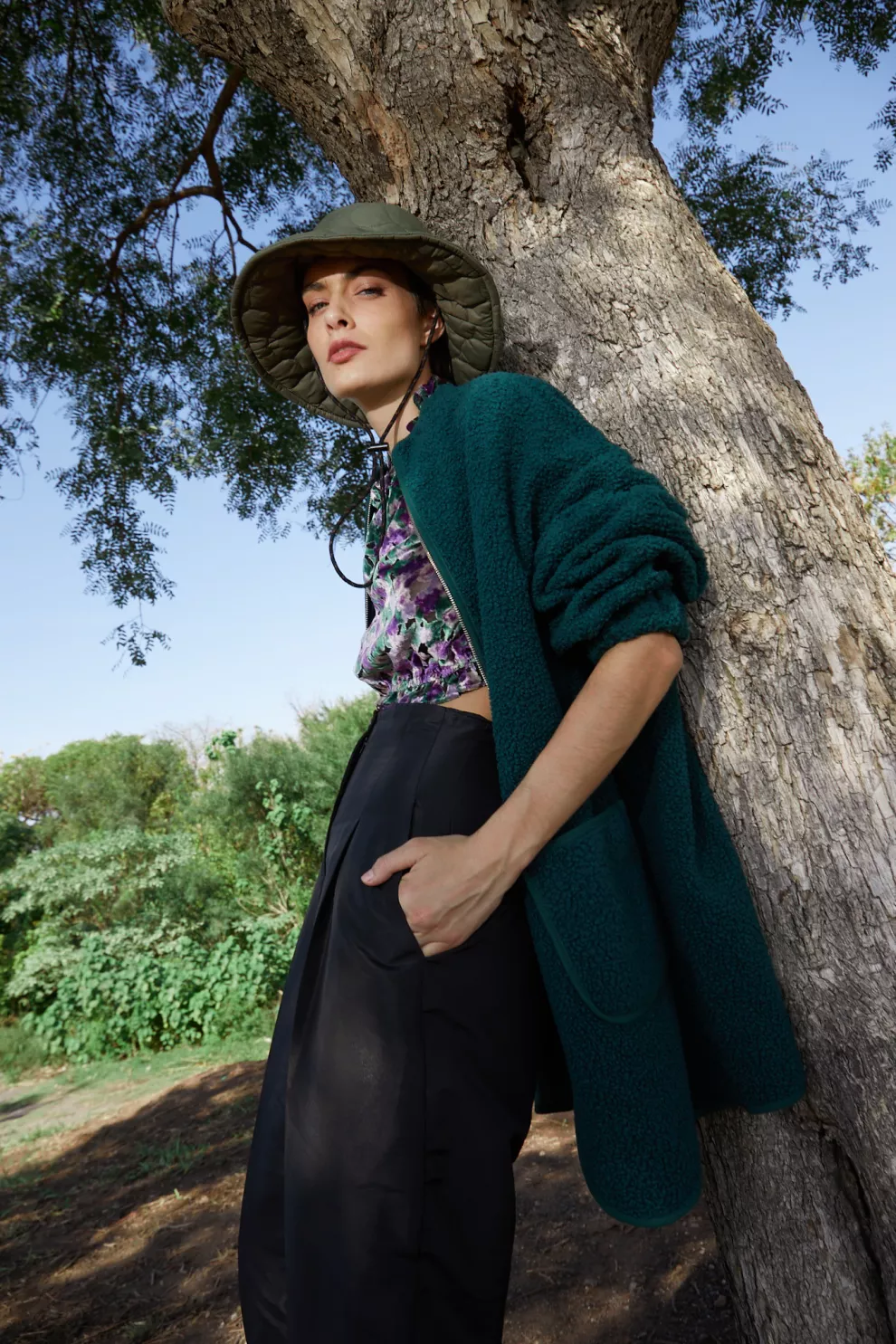 GORRO PUFFER (MISHKA, $15.900), ABRIGO, BLUSA Y PANTALÓN (LAS PEPAS, $69.900, $25.990 Y $34.900).