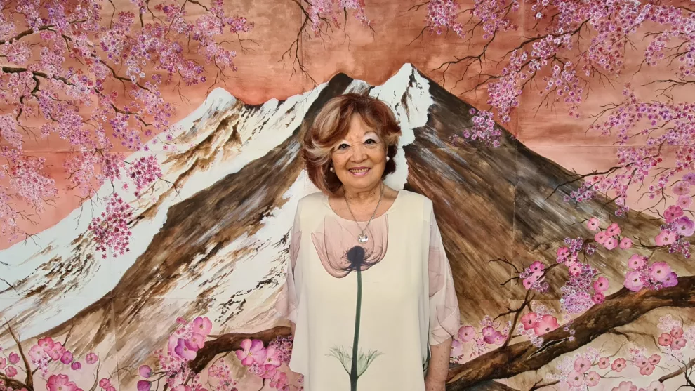 La artista Julia Funai, en una exposición en el Jardín Japonés. 