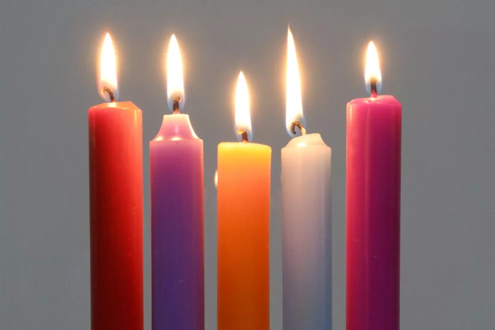 Velas de dos colores: cuál prender según tu intención.
