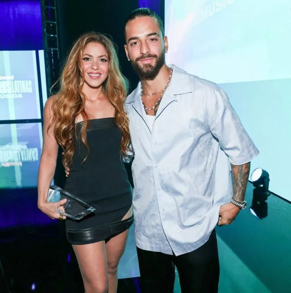 Shakira recibió el premio de manos de su amigo y artista colombiano, Maluma.