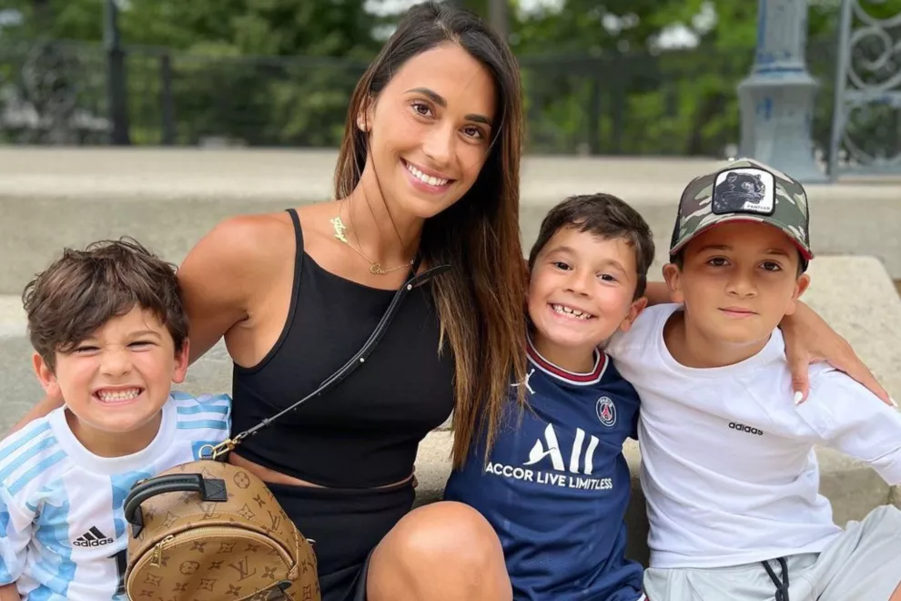 Antonela con sus hijos Thiago, Mateo y Ciro.