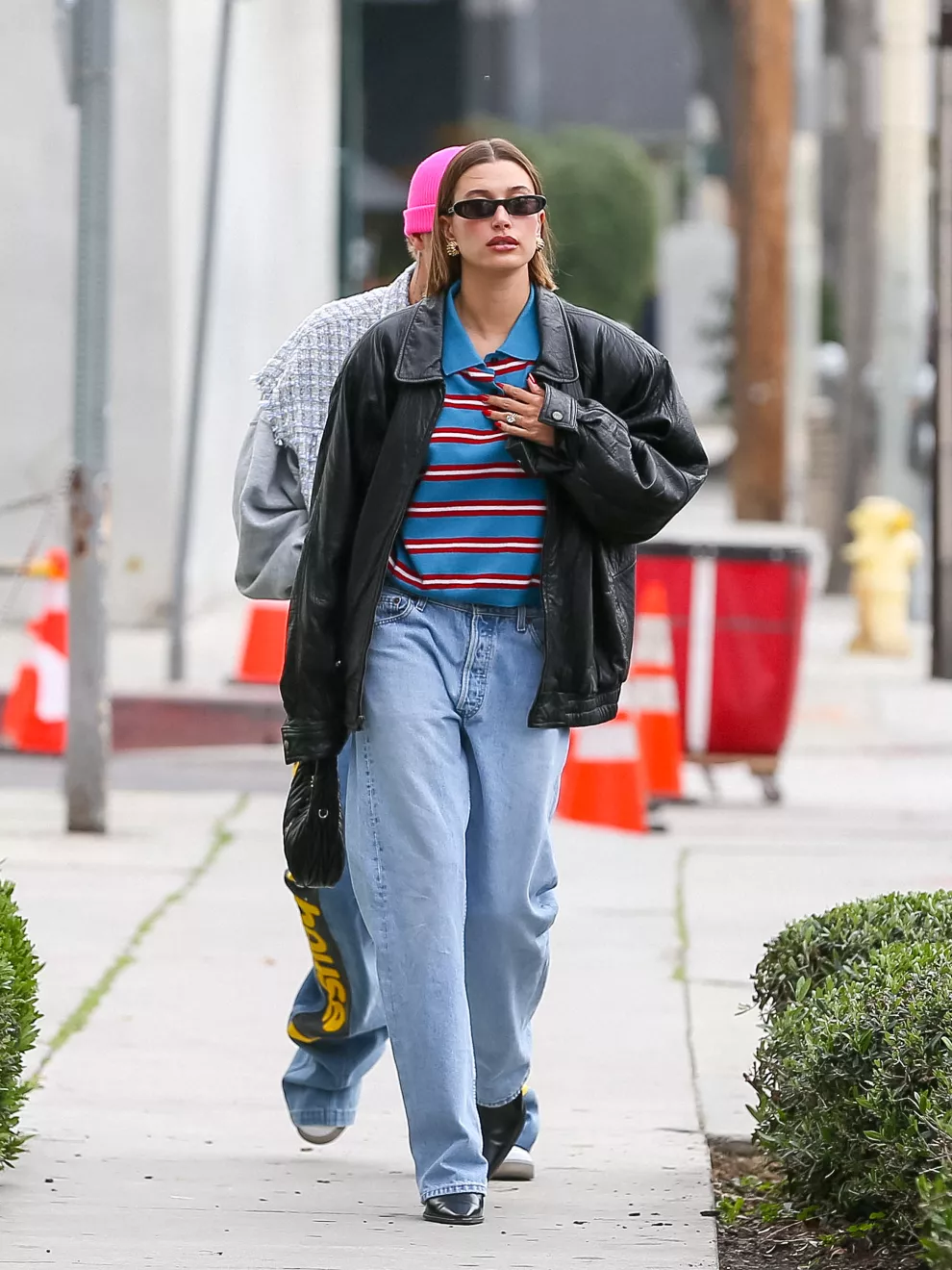 Remera y pantalón en mood boyfriend, con una campera de cuero negra.