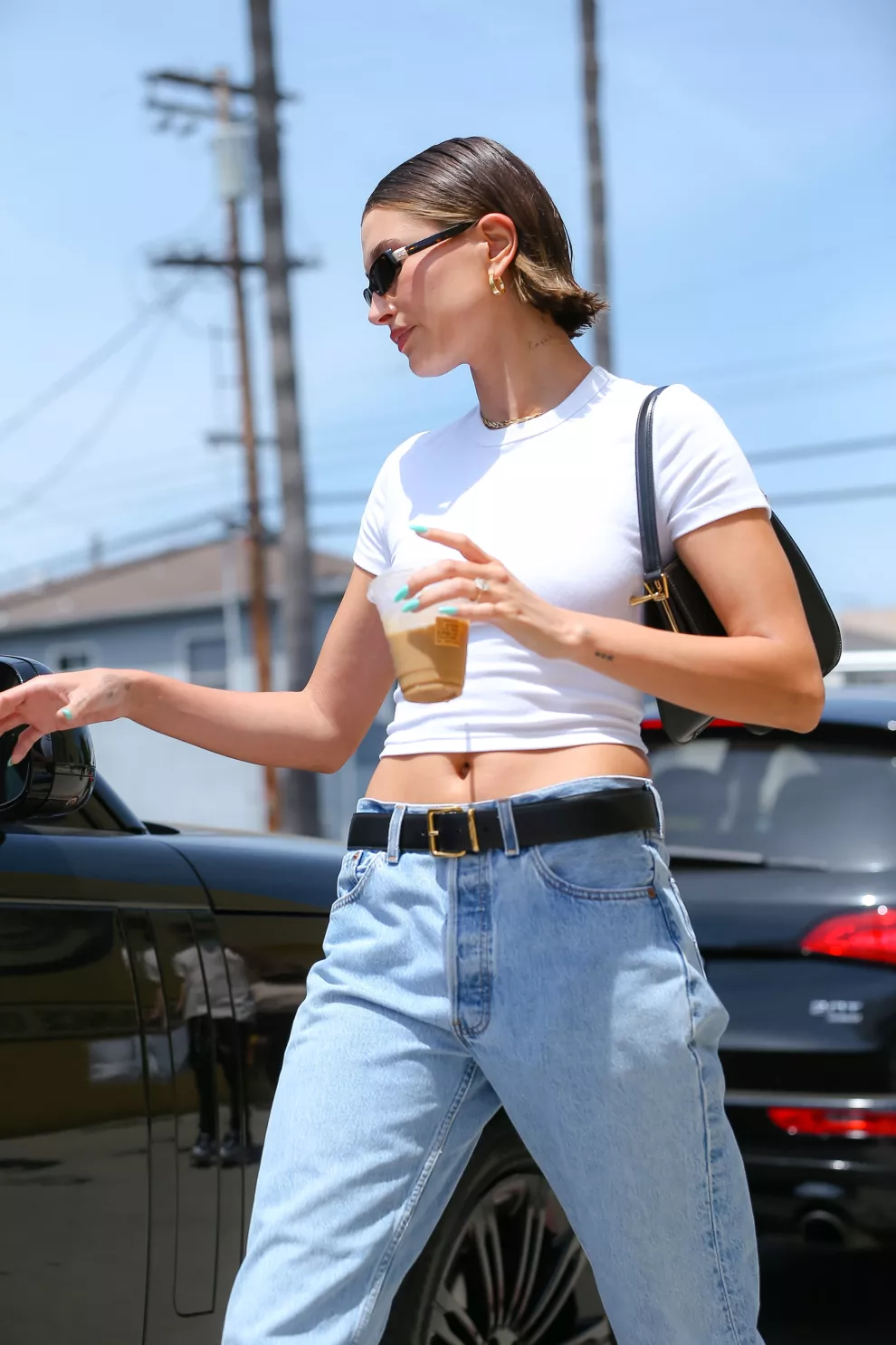 Jean tiro bajo ancho con una remera blanca y cartera chica.