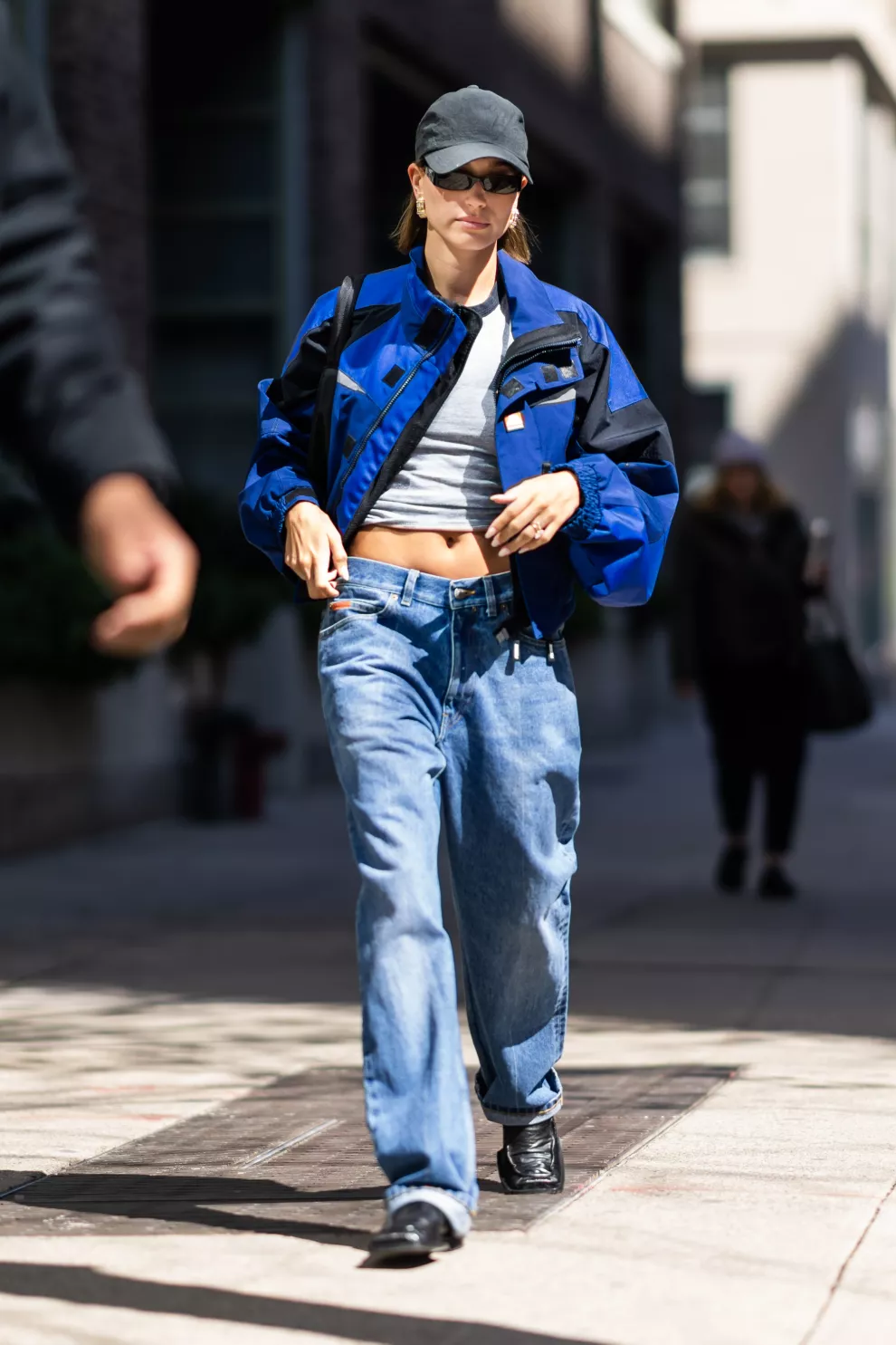 Pantalón tiro bajo en mood boyfriend, con una remera y zapatos negros.