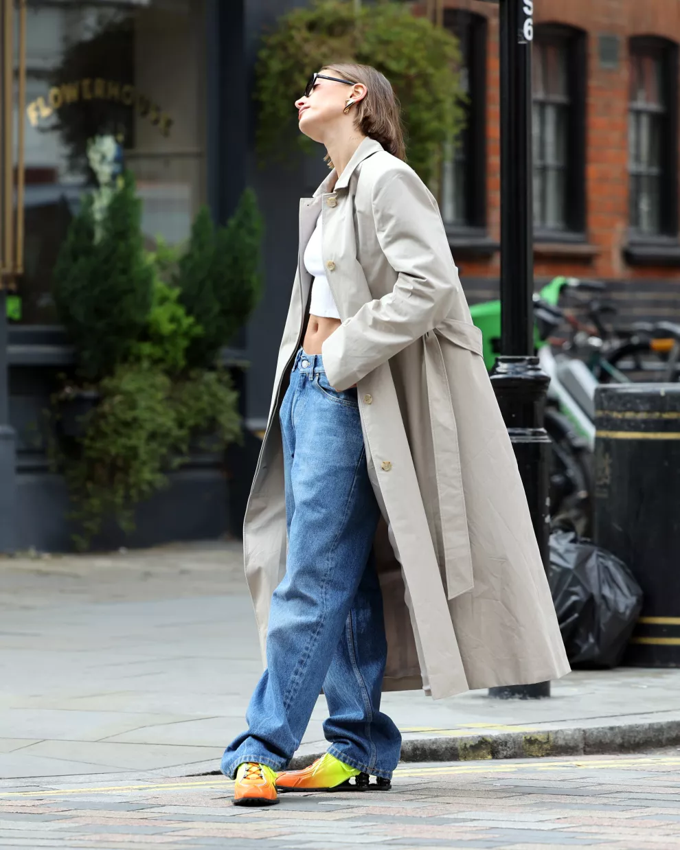 Jean, remera y sobretodo, con zapatillas súper deportivas.