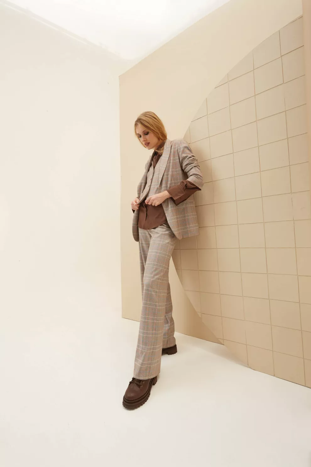 Blazer, chaleco y pantalón (Etiqueta Negra, $274.750, $143.750 Y $135.250), camisa (Las Pepas, $22.900), borcegos (Lu Boloque, $58.190).