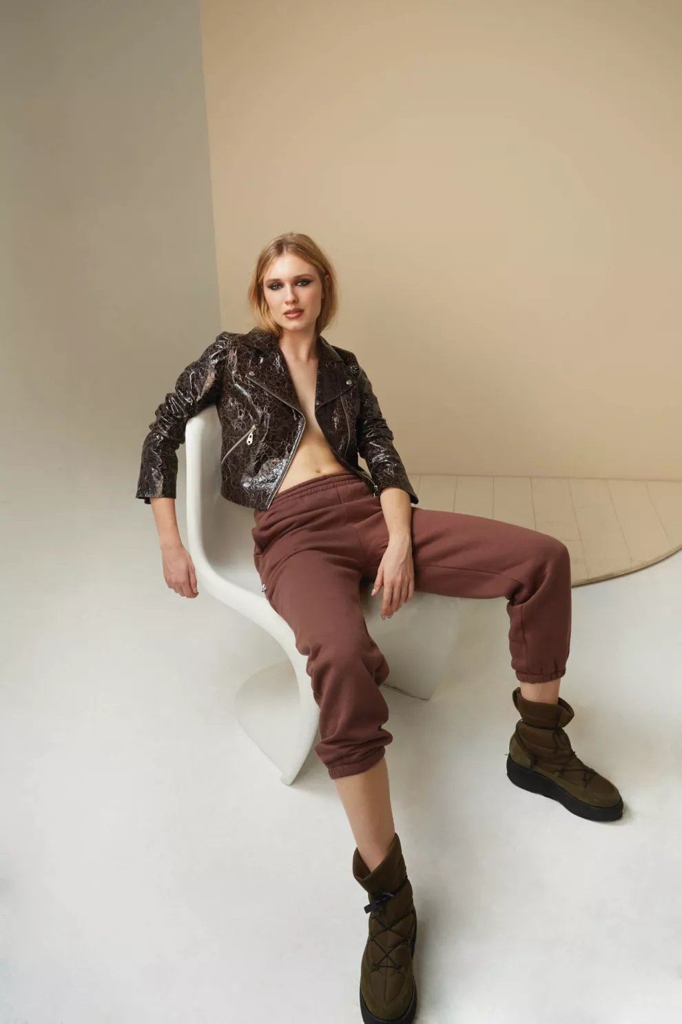 Chaqueta de cuero y jogging (Las Pepas, $169.900 Y $29.900), botas (Gusmán, $72.900).