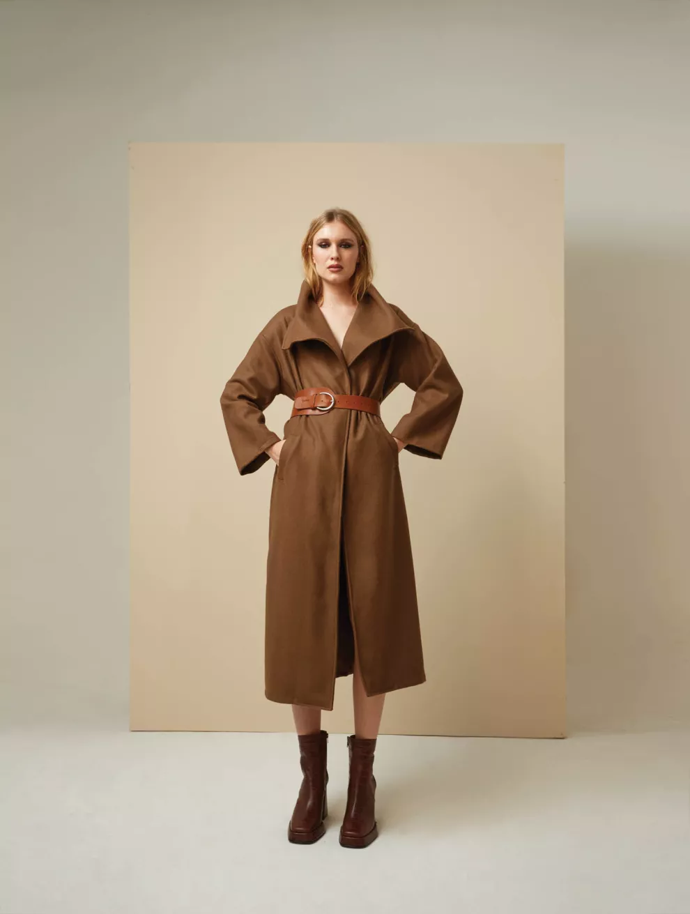 Tapado de paño (Vero Forest, $140.000), botas (Lu Boloque, $61.490).