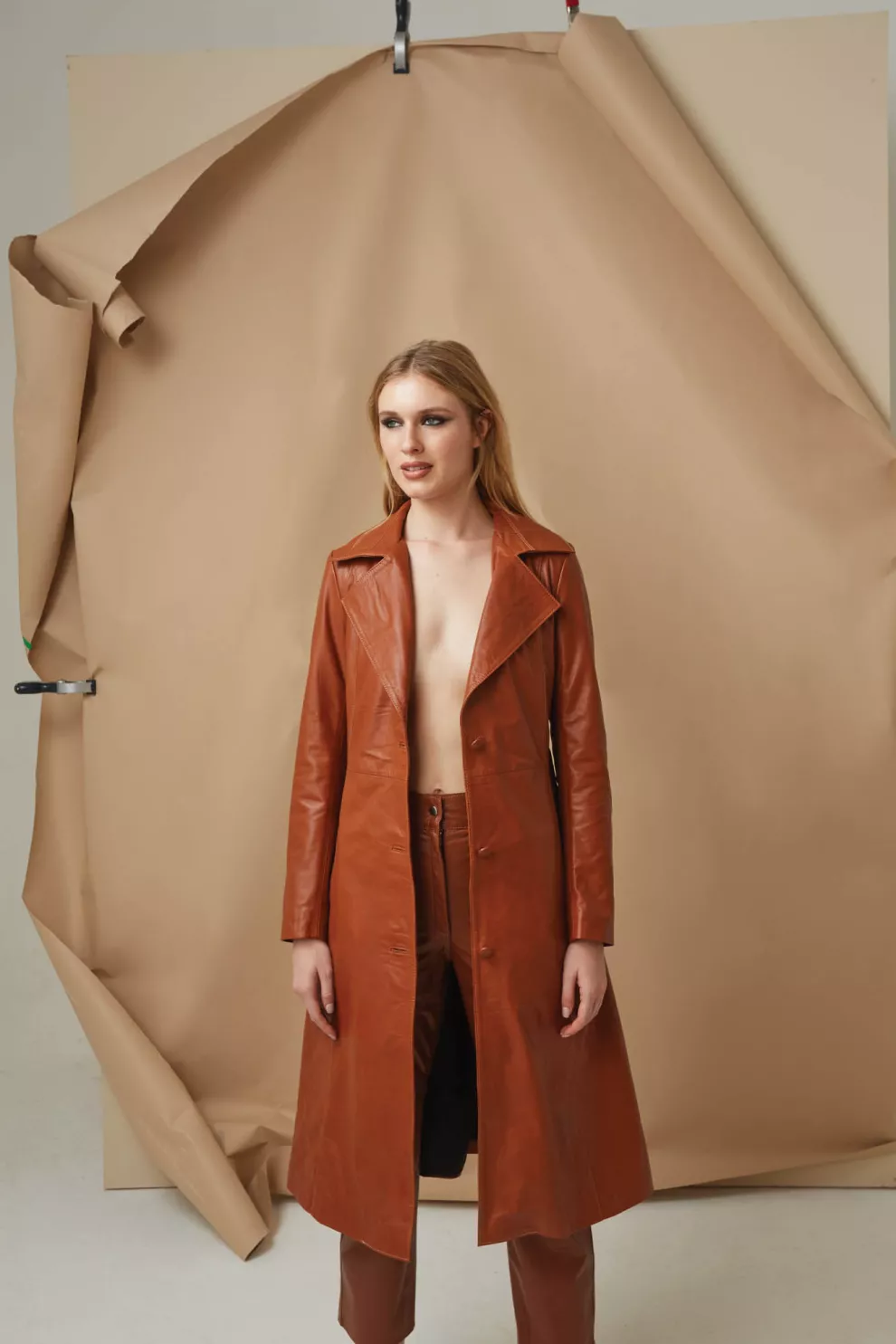 Tapado y pantalón de cuero (MYM, $144.900 Y $84.900).