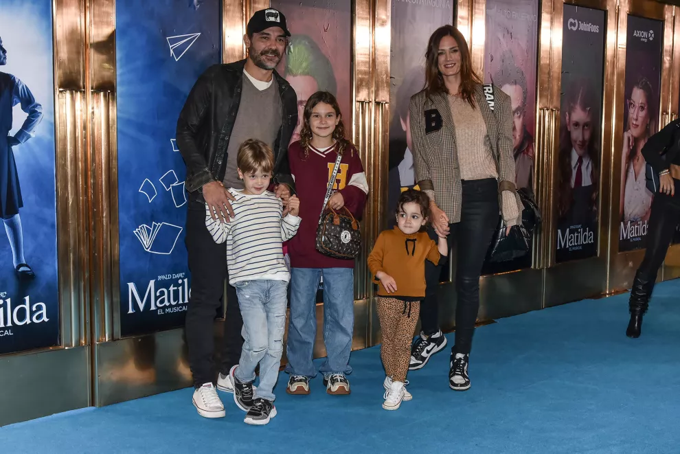 Pedro Alfonso y Paula Chaves con sus hijos Olivia, Baltazar y Filipa.