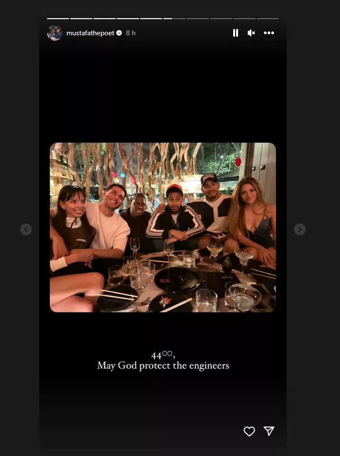 Lewis Hamilton toma por la cintura a Shakira, en una cena después de la competencia de Fórmula 1.