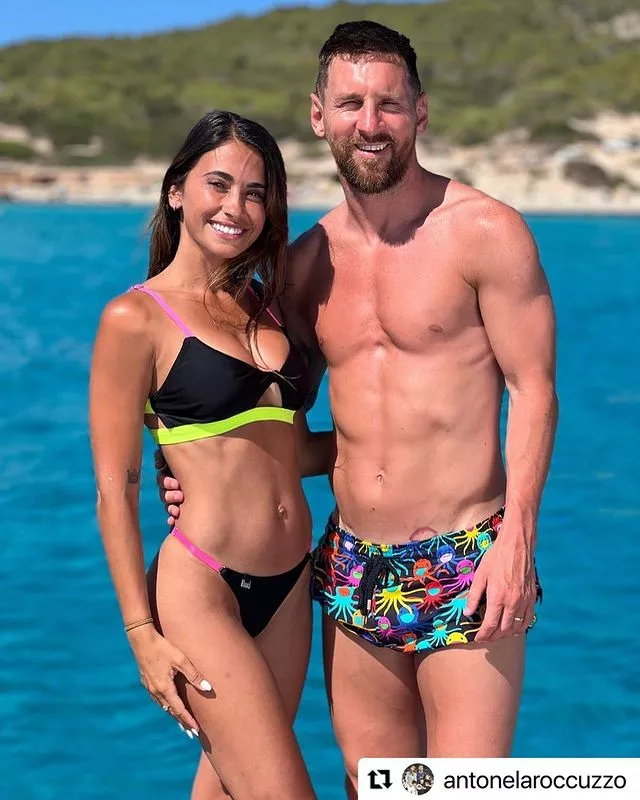 Antonela y Lio luciendo modelos de Bikinis Río.