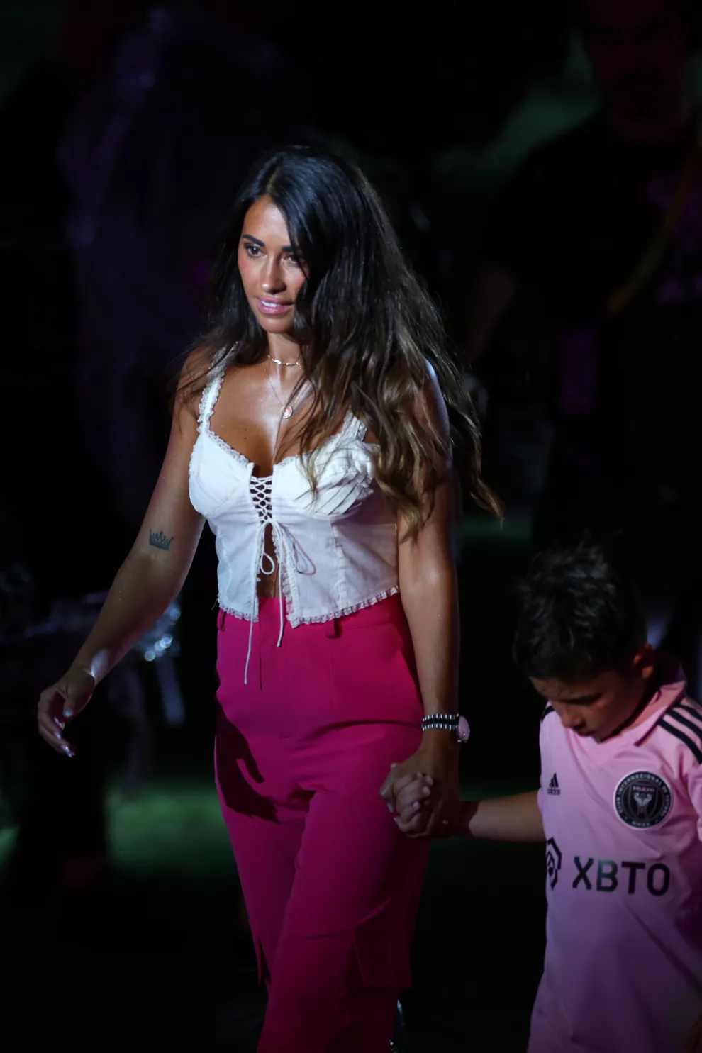 El outfit de Antonela fue muy bien recibió por los hinchas del Inter Miami ya que representa los mismos colores del club.