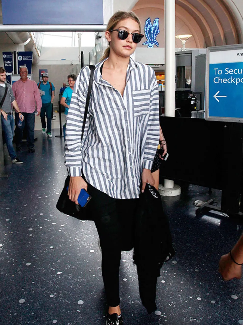 Camisa rayada abierta.
