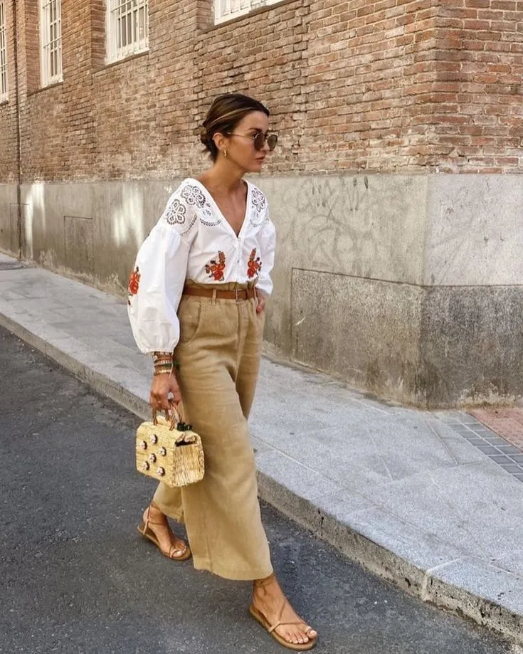 Que los pantalones se usan anchos, no hay dudas. Una camisa bordad y una canasta bordada suman un toque artesanal y veraniego a este look.