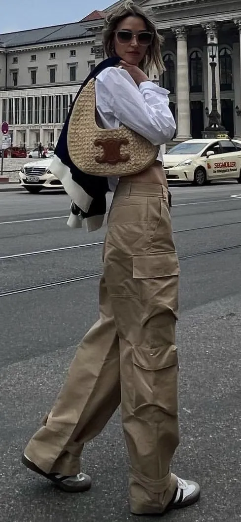 Un outfit comfy y chancero. Blusa crop, pantalón cargo, zapatillas y una mini bag de mimbre, la tira corta al hombre, re va!