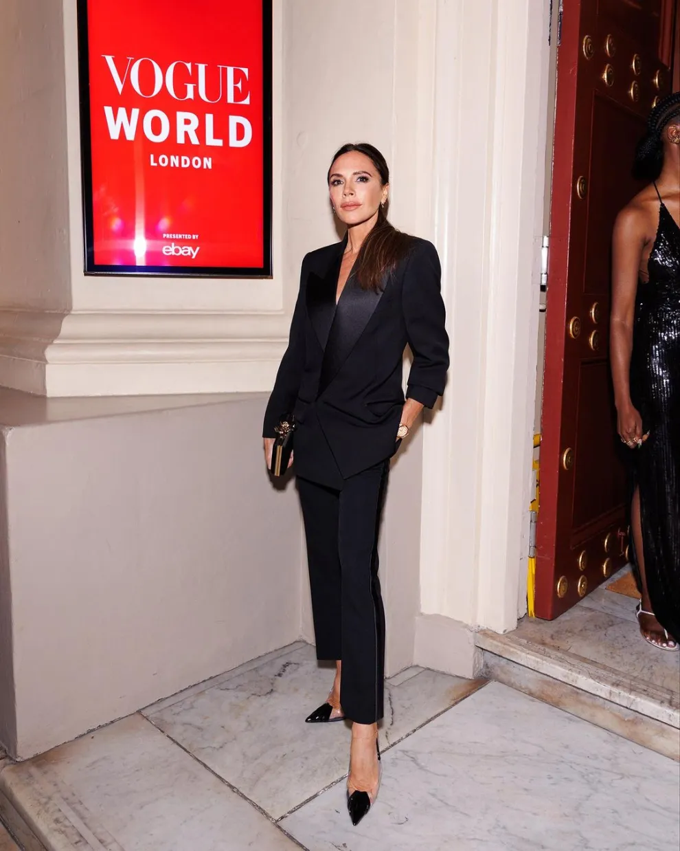 Victoria Beckham y un elegante esmoquin negro con solapas de seda de su nueva colección.