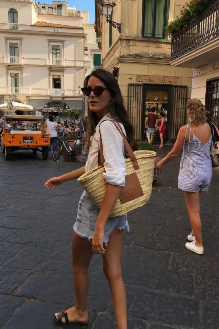Camisa blanca, short o bermuda de denim y chatas… súmale una canasta de mimbre y quedás lista para un dia en la city.