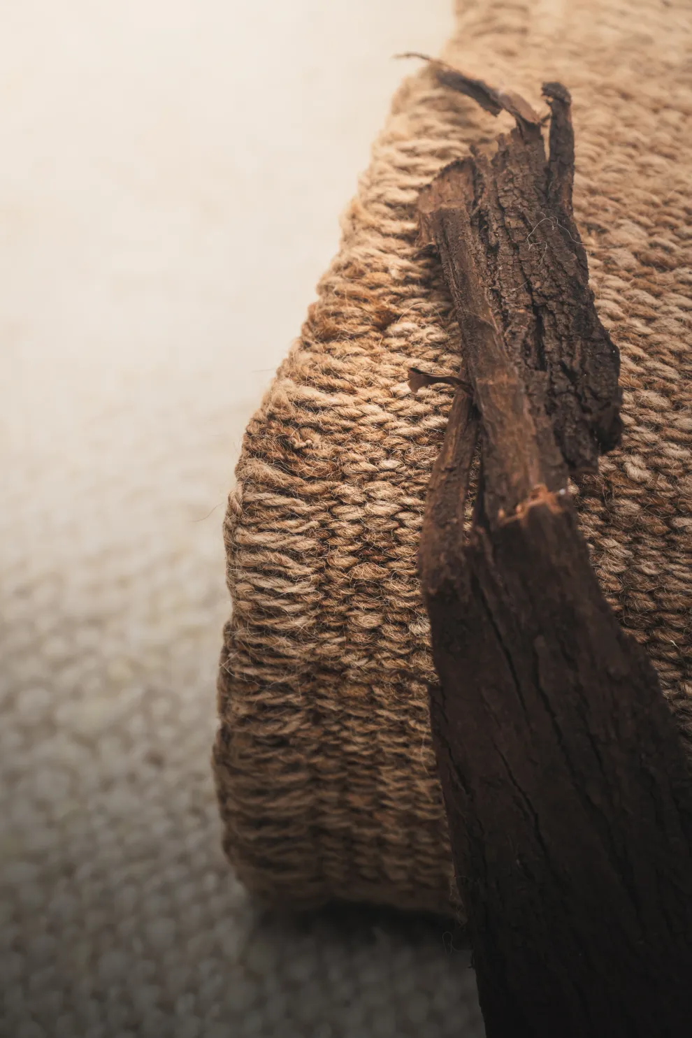 Las alfombras tejidas a mano son piezas que resumen la historia de la comunidad de mujeres artesanas de Santiago del Estero.