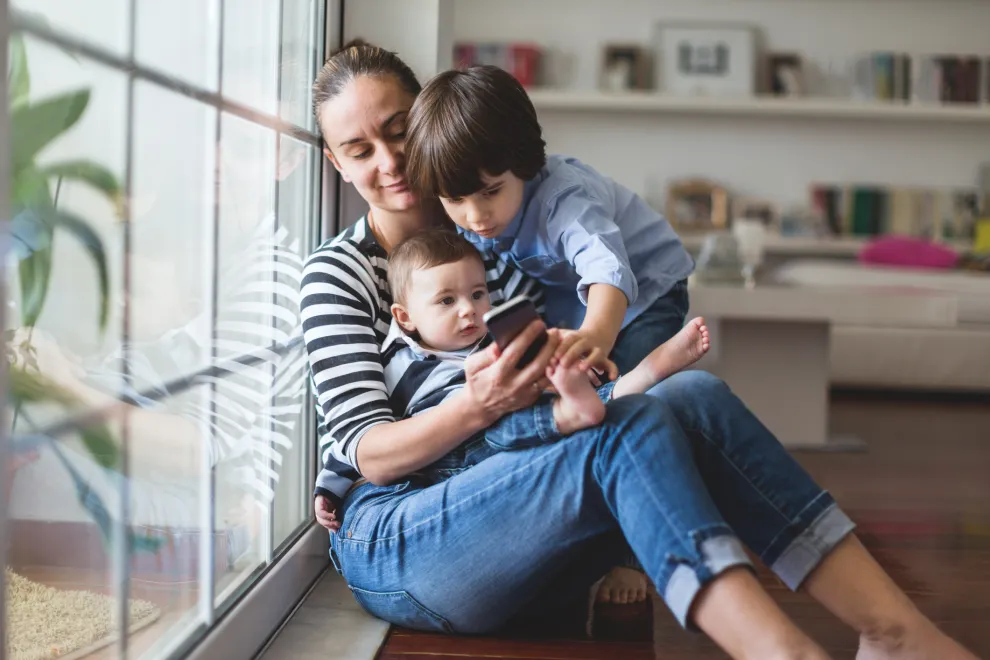 ¿Por qué no deberías darle un celular a un niño menor de 3 años?