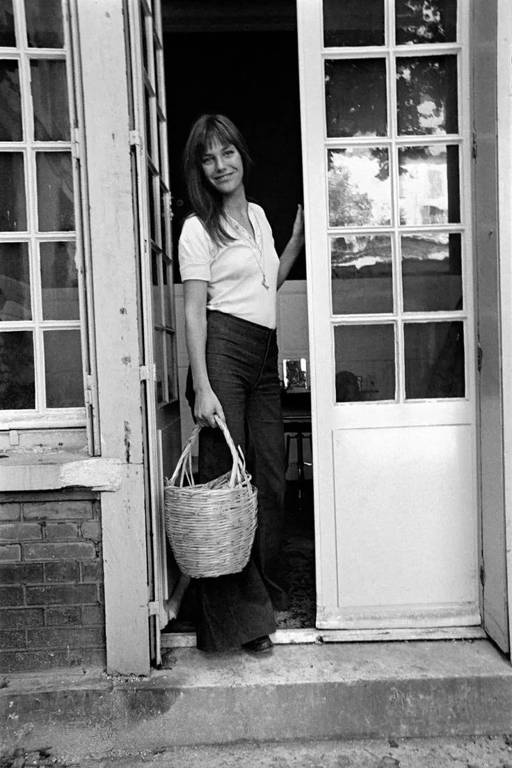 La actriz y modelo Jane Birken armaba los looks más cancheros y relajados con su canasta de mimbre. 