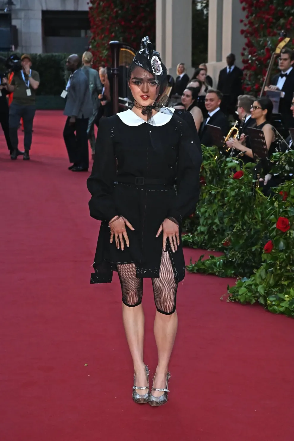 Otra ex Game of Thrones, Maisie Williams, dio que hablar con su revolucionario outfit.