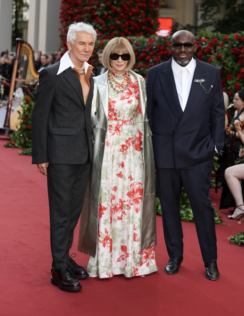 Baz Luhrmann, Anna Wintour y Edward Enninful en el Vogue World Show 2023.
