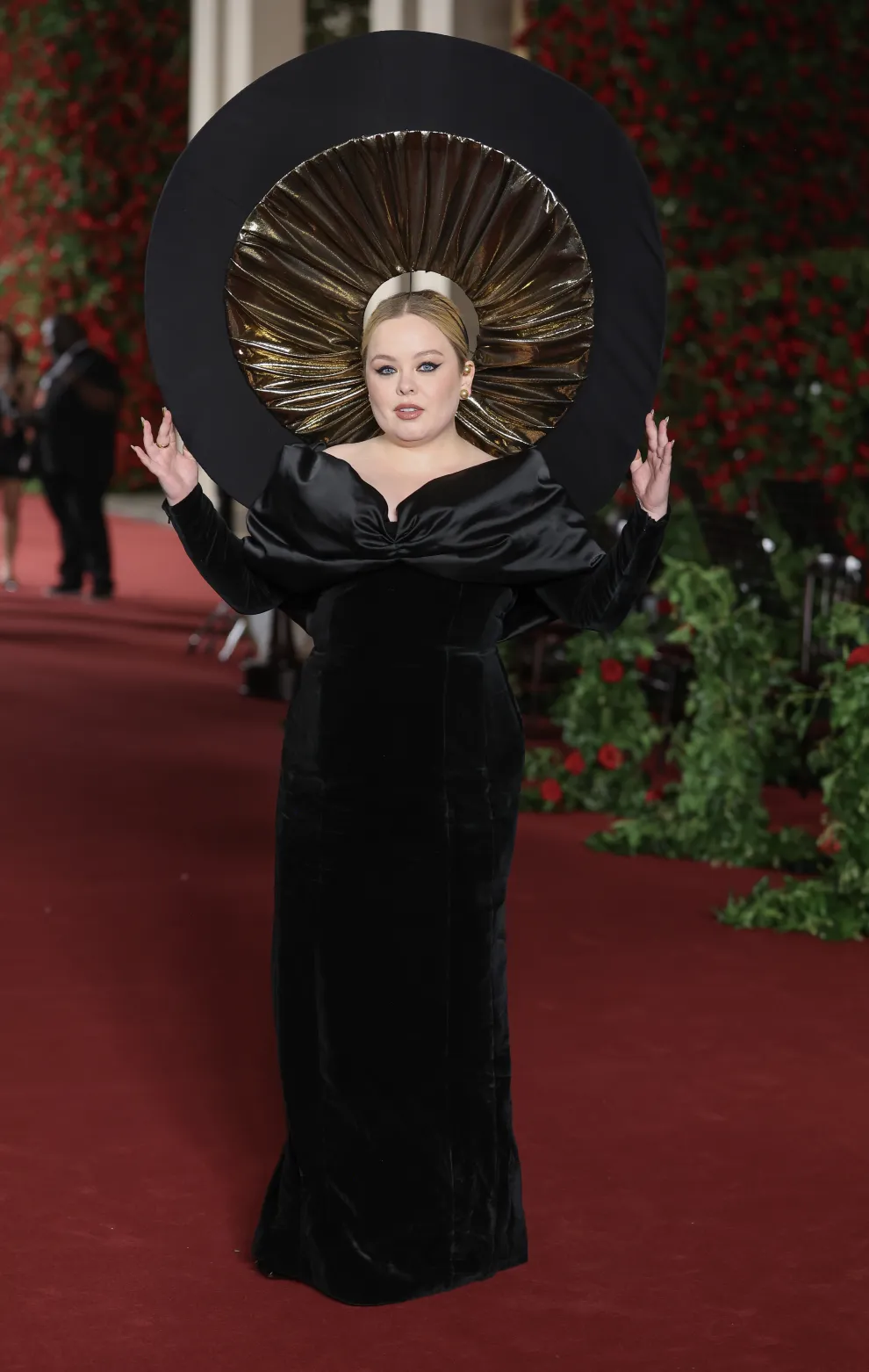 Nicola Coughlan, de Bridgerton, sobresalió con su osado vestido en la alfombra roja del Vogue World Show.