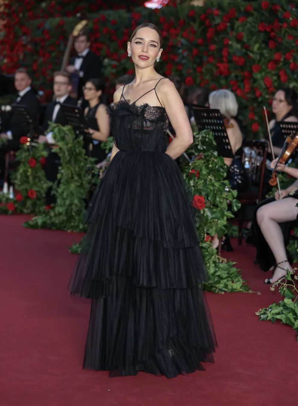 Emilia Clarke se robó todas las miradas con un vestido negro de encaje y tul, con detalle cut-out.