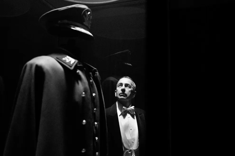 El blanco y negro juega un rol fundamental en esta historia.