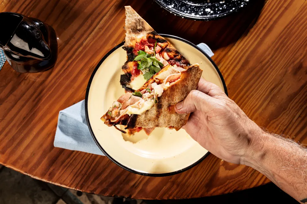 Mil y pico tiene unas opciones increíbles de pizza a la parrilla.
