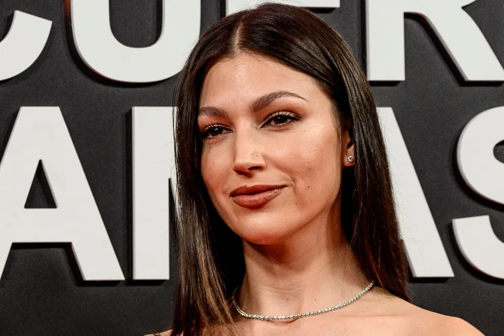 Úrsula Corberó dejó a todos sin palabras con el impactante vestido rojo que eligió para la red carpet de su última serie, El cuerpo en llamas.