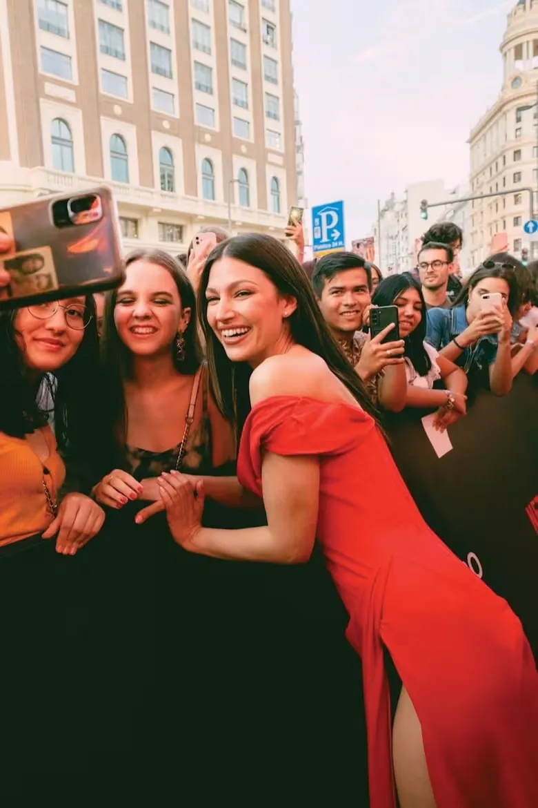 Úrsula Corberó se tomó selfies con sus fans.