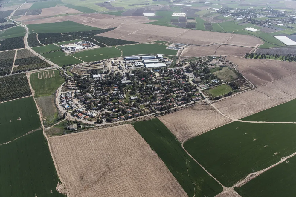 Kibbutz en el sur de Israel, adyacente a la ciudad de Kiryat Gat, rodeado de campos cultivados.