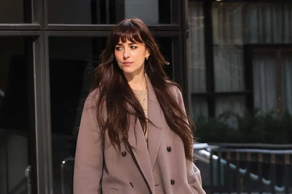 La actriz Dakota Johnson se mostró durante el rodaje de su última película y lo hizo con un tapado de paño que será tendencia en el otoño-invierno 2025