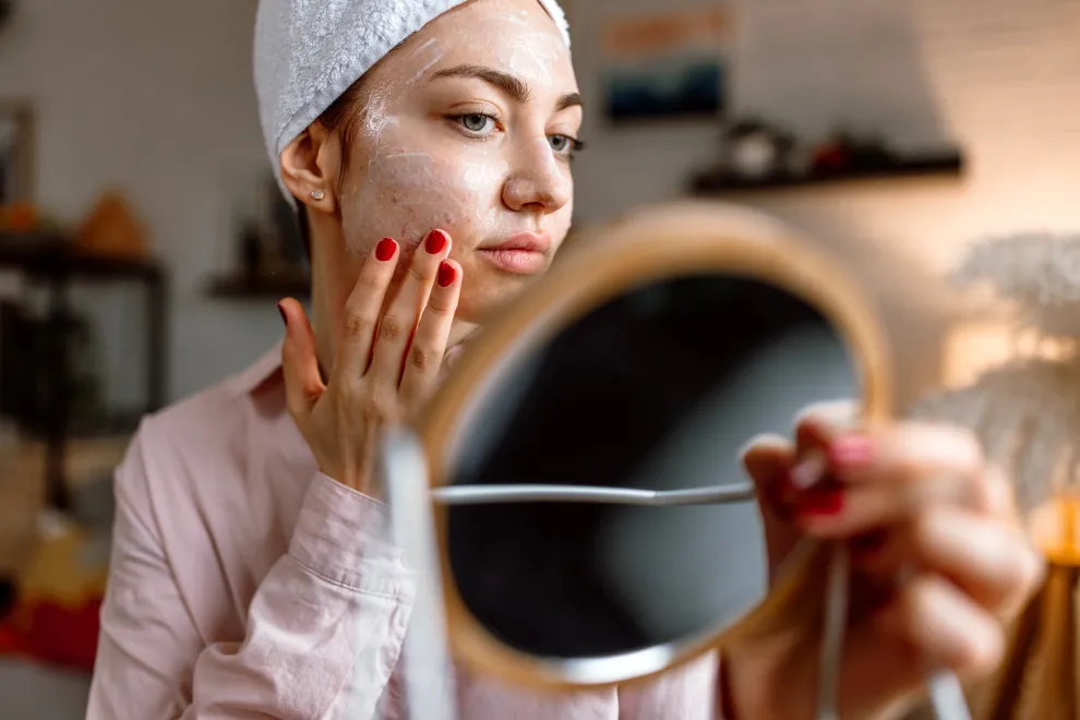 Una mujer haciéndose skin care