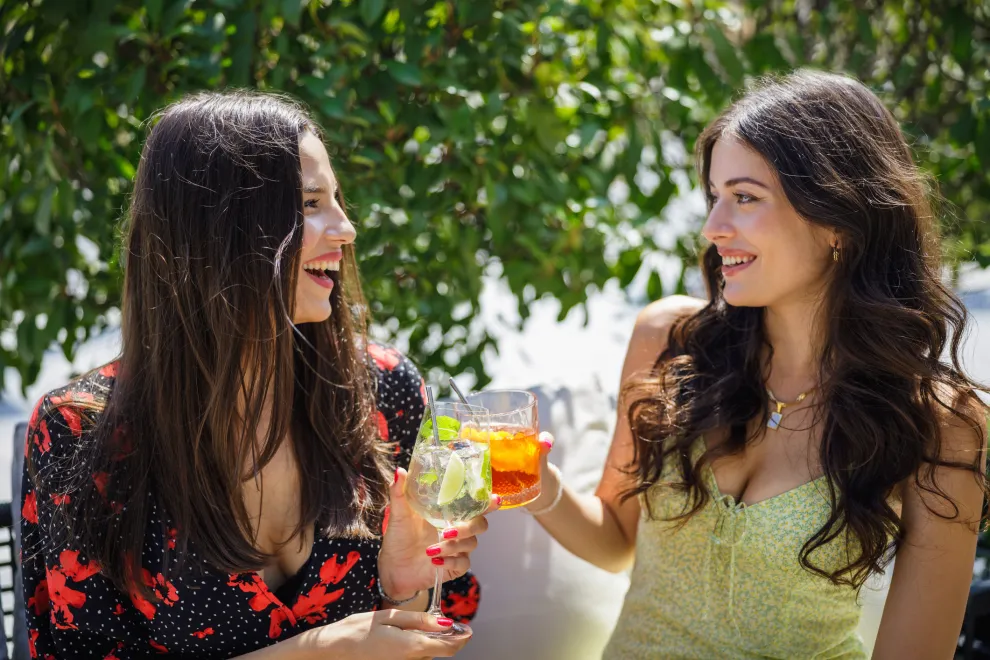 amigas tomando vermut