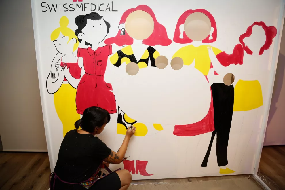 El mural de Swiss Medical fue realizado por la artista Caribay Marquina.