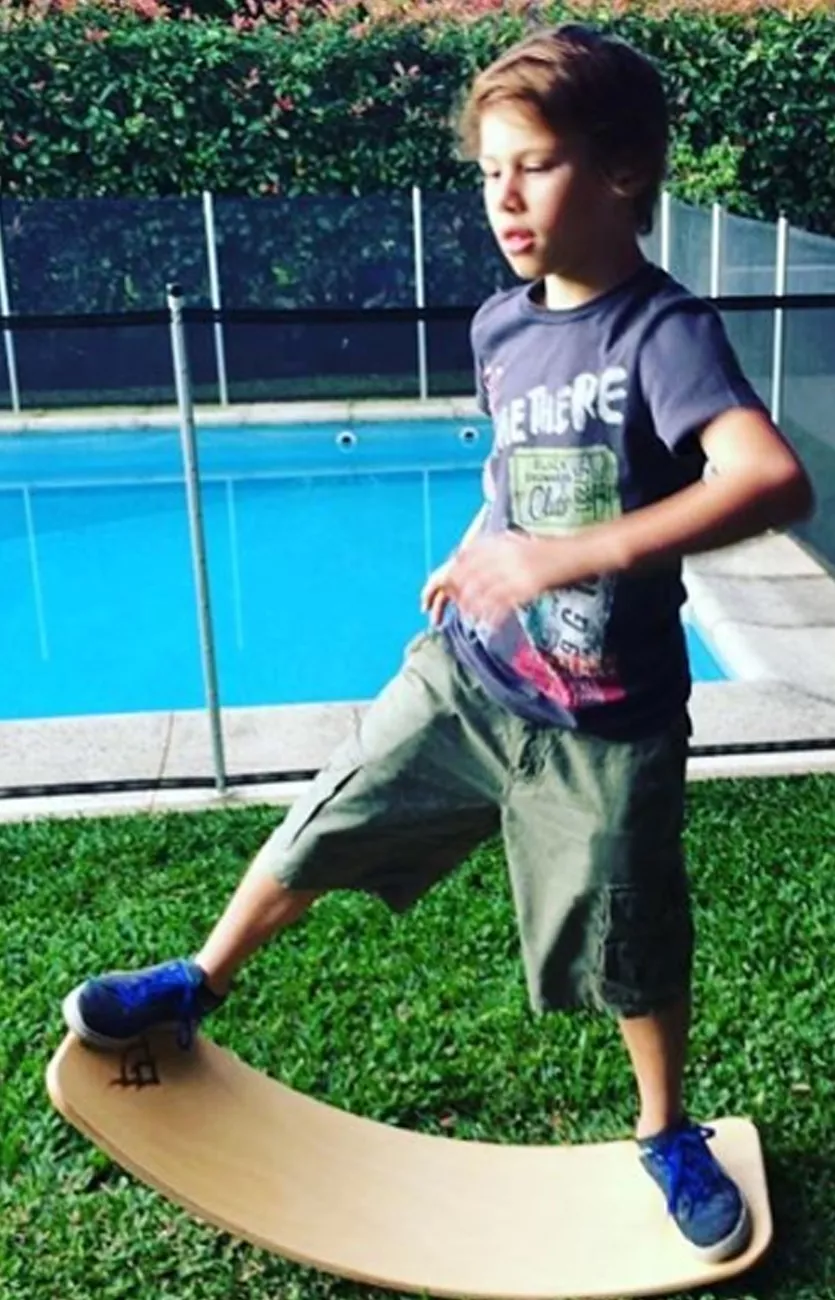 Tabla curva de balanceo multiproposito. Ayuda a entrenar el equilibrio. Una mesa, un puente, un caballo, una tabla de surf, una rampa, un tobogán, las posiblidades son muchas para jugar y divertirse, $2490, Mar Nuestro Surf and Co.