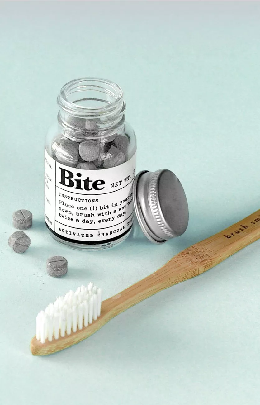 Una productora americana creó Bite, las primera pasta de dientes en pastillas.
