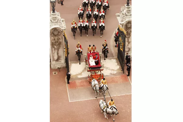 La entrada al Palacio de Buckingham, con escoltas reales