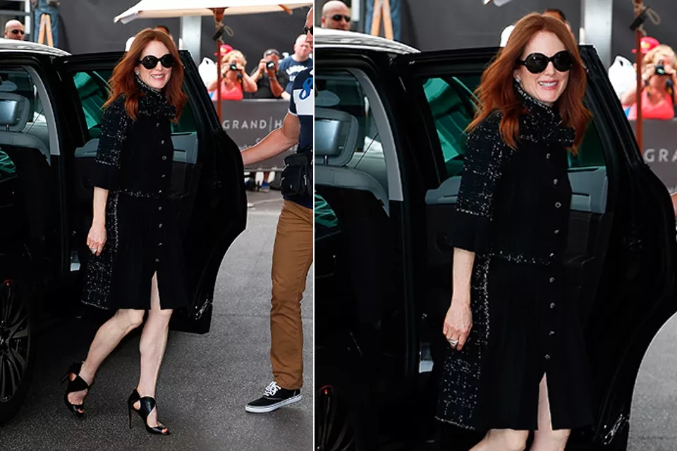 A Julianne Moore la agarramos bajando del auto con un look tres chic de Chanel, en seda y tweed. ¡Una diosa!