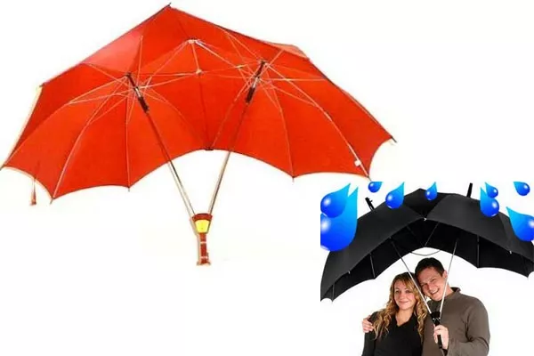 Un paraguas doble, para los románticos que no se quieren separar bajo la lluvia