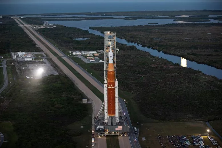 El lanzamiento de Artemis 1 está programado para mayo de este año; sería una misión no tripulada cuyo objetivo es ir hasta la Luna; para esto usarán el gigantesco SLS el cohete más potente de la NASA
