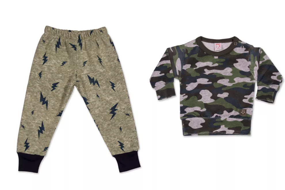 Hora de jugar. Babucha de frisa, $436 + buzo de plush camuflado $504, Anchus.