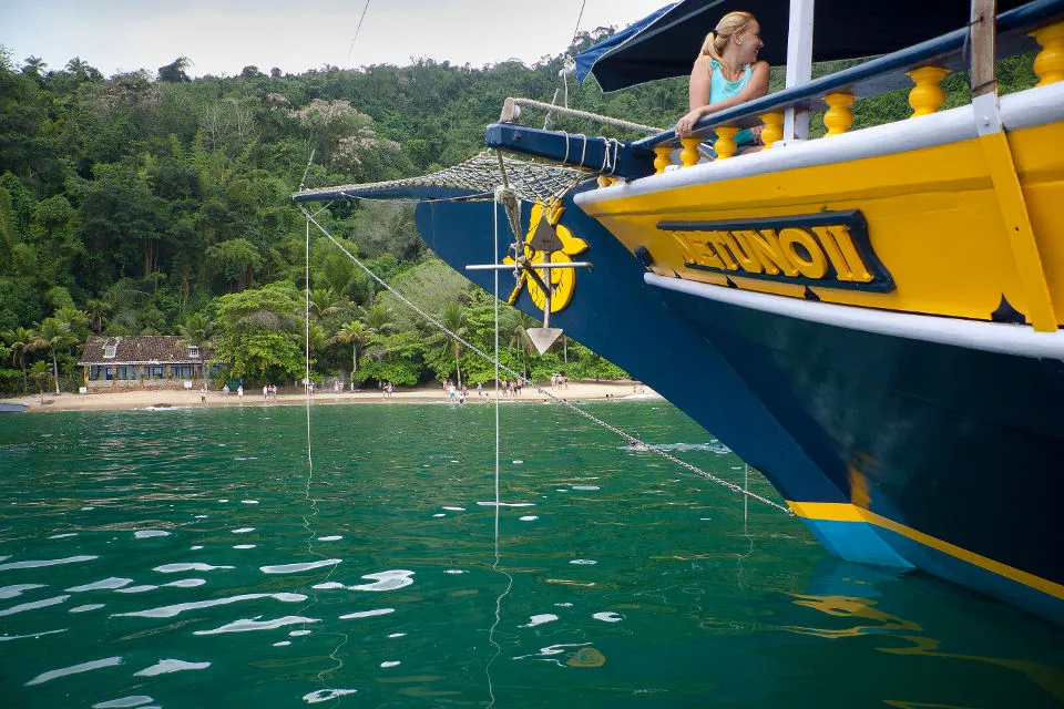Una de las actividades naturales de Paraty: paseos en barco hasta playas ocultas